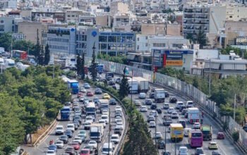 Κίνηση στους δρόμους: Κυκλοφοριακό κομφούζιο σε όλη την Αθήνα – «Κατακόκκινος» ο Κηφισός, η Αττική οδός και το κέντρο