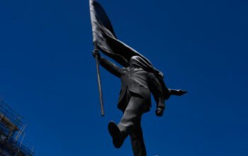 Λύθηκε το μυστήριο στο Λονδίνο – Έργο του Banksy το μεγάλο άγαλμα