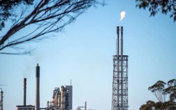 Πετρέλαιο στα 90 δολάρια το βαρέλι και υψηλότερα επιτόκια «ρίχνουν» τις προβλέψεις για το 2026 – Ποια είναι τα νέα σενάρια του ΥΠΟΙΚ