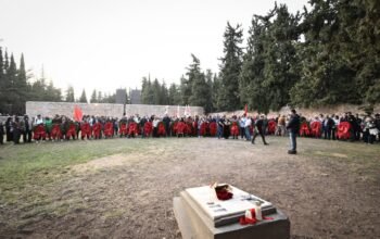 Καισαριανή: Συγκινητική πορεία και κατάθεση στεφάνων στο Σκοπευτήριο για την Πρωτομαγιά – ΦΩΤΟ