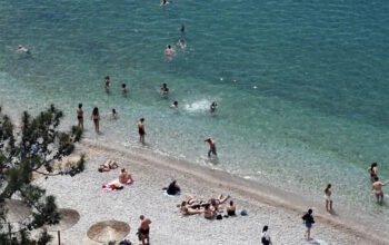 Έκπτωση στον φόρο, ενισχύσεις και τουρισμός: Τι περιλαμβάνει το «παράθυρο» του Μαΐου