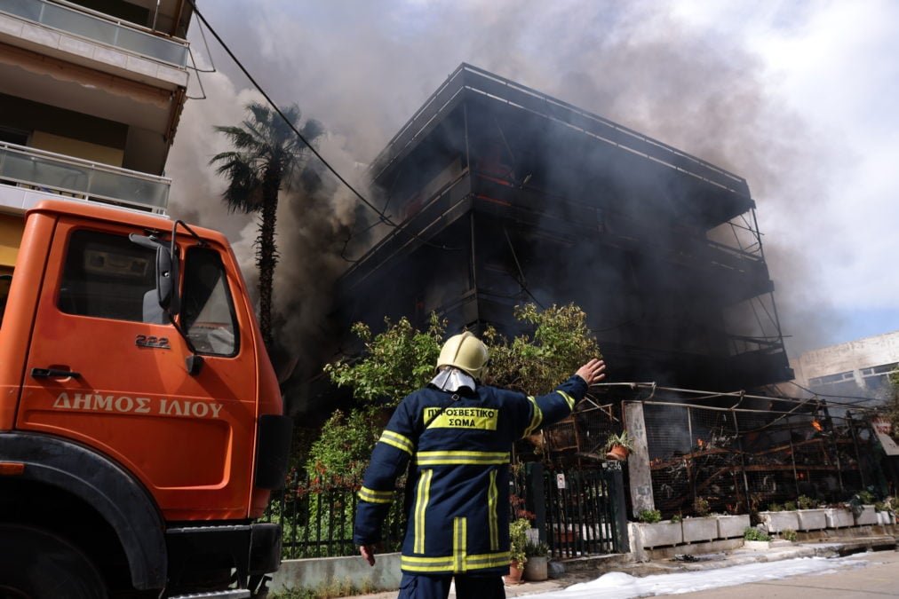 Ίλιον: Οι πρώτες εκτιμήσεις για τα αίτια πρόκλησης της φωτιάς στο κατάστημα ανταλλακτικών – «Τα τελευταία