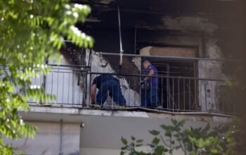Χαλκιδική: Στις φλόγες διπλοκατοικία στον Νέο Μαρμαρά – Επεκτάθηκε και σε άλλα σπίτια η φωτιά