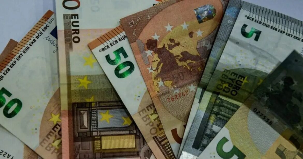 Προϋπόθεση για υψηλούς μισθούς η παραγωγικότητα της εργασίας – Τι προτείνουν ΟΟΣΑ, ΤτΕ και ΙΟΒΕ