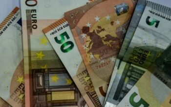 Προϋπόθεση για υψηλούς μισθούς η παραγωγικότητα της εργασίας – Τι προτείνουν ΟΟΣΑ, ΤτΕ και ΙΟΒΕ