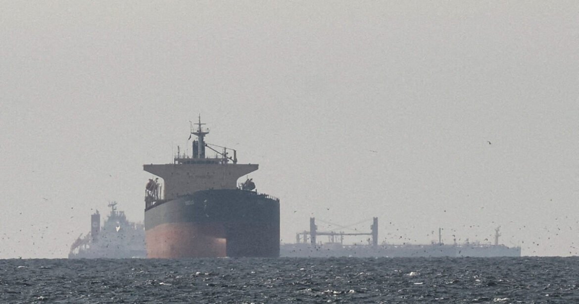 Εναλλακτικές των Στενών του Ορμούζ αναζητούν οι ναυτιλιακές, αν και διαρκούν και κοστίζουν περισσότερο