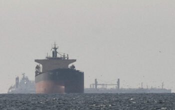 Εναλλακτικές των Στενών του Ορμούζ αναζητούν οι ναυτιλιακές, αν και διαρκούν και κοστίζουν περισσότερο