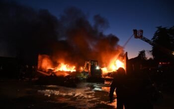 Υπό μερικό έλεγχο η φωτιά σε χώρο πρώην εργοστασίου στην Πάτρα – Δείτε φωτογραφίες και βίντεο