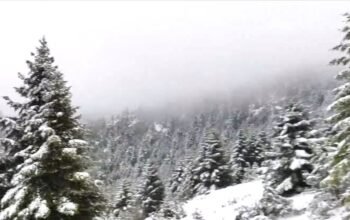 Μάιος με… διαθέσεις Δεκεμβρίου: Έκλεισε το τελεφερίκ στην Πάρνηθα – Δείτε βίντεο από τα λευκά τοπία σε Παρνασσό, Καλάβρυτα και Πήλιο