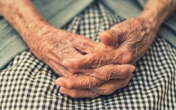 Άρτα: Επιτήδειοι εξαπάτησαν ηλικιωμένη και της άρπαξαν 14.500 ευρώ – Παρίσταναν τον γιατρό και την
