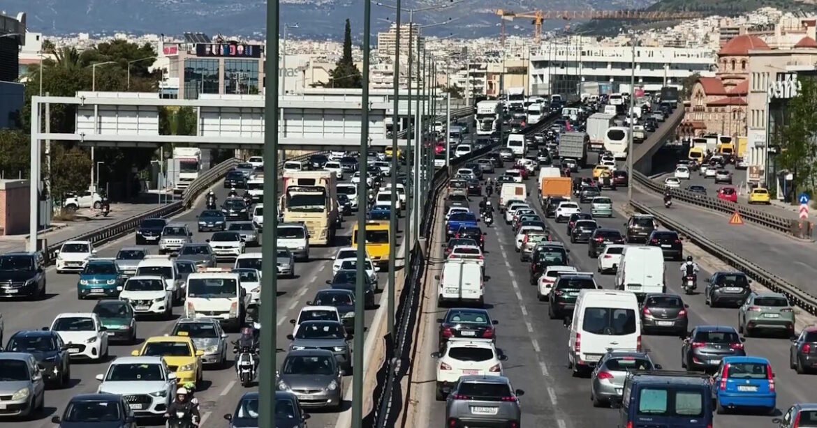 Κυκλοφοριακό «έμφραγμα» στον Κηφισό, καθυστερήσεις από Κηφισιά έως Πειραιά – Προβλήματα σε πολλούς δρόμους του Λεκανοπεδίου