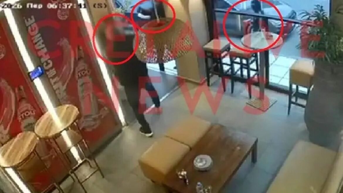 Νέο βίντεο από το αιματηρό επεισόδιο στο μπαρ στο Ηράκλειο – Η στιγμή που οι δράστες μαχαιρώνουν τον πορτιέρη