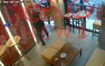 Νέο βίντεο από το αιματηρό επεισόδιο στο μπαρ στο Ηράκλειο – Η στιγμή που οι δράστες μαχαιρώνουν τον πορτιέρη