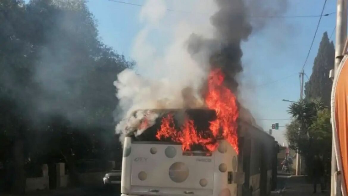 Ίλιον: Καρέ καρέ η στιγμή που το λεωφορείο τυλίγεται στις φλόγες – Η ψύχραιμη αντίδραση του οδηγού έσωσε
