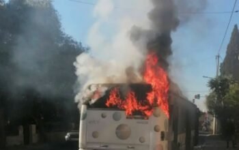 Ίλιον: Καρέ καρέ η στιγμή που το λεωφορείο τυλίγεται στις φλόγες – Η ψύχραιμη αντίδραση του οδηγού έσωσε