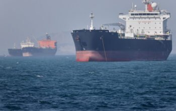 «Επιχείρηση αδιέξοδο» στα Στενά του Ορμούζ: Χτυπήθηκαν 7 ιρανικά ταχύπλοοα – Πέρασε οχηματαγωγό της Maersk