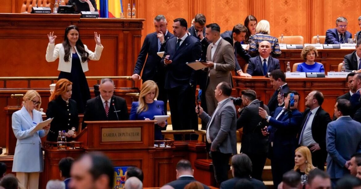 Ρουμανία: Κατέρρευσε η κυβέρνηση, σε πολιτική και οικονομική περιδίνηση η χώρα
