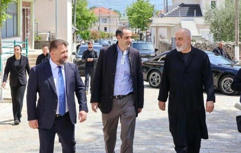 Εντι Ράμα – Γρ. Δημητριάδης στην προτομή του Κων. Μητσοτάκη στη Δερβιτσάνη