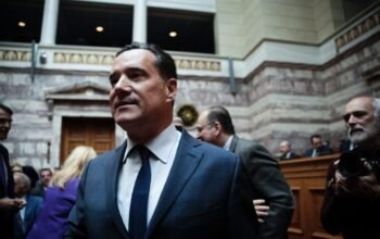 «Ε δεν ιδρώνουν και όλοι τη φανέλα…» – «Καρφιά» Γεωργιάδη για Δένδια στην ΚΟ της ΝΔ