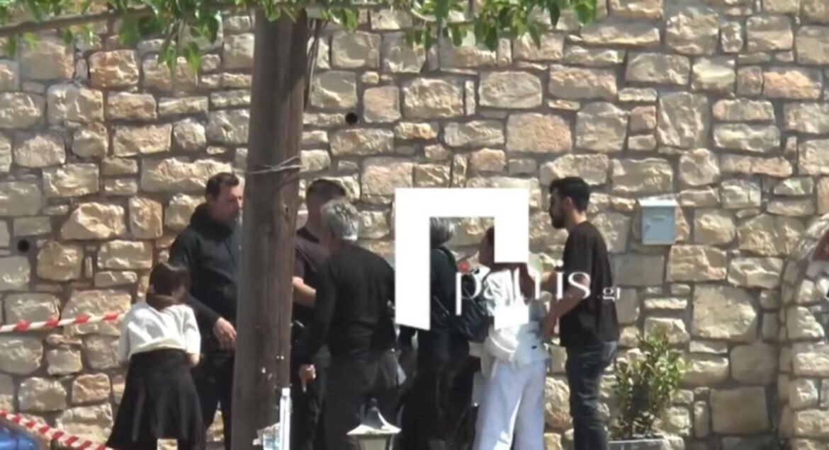 Δολοφονία στην Κρήτη: «Να φύγετε» – Η στιγμή της έντασης συγγενών με αστυνομικούς στην κηδεία του 21χρονου – Βίντεο
