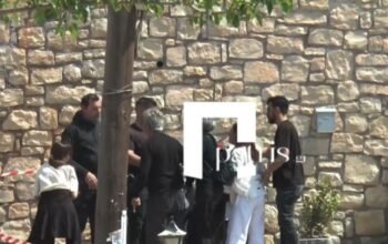 Δολοφονία στην Κρήτη: «Να φύγετε» – Η στιγμή της έντασης συγγενών με αστυνομικούς στην κηδεία του 21χρονου – Βίντεο