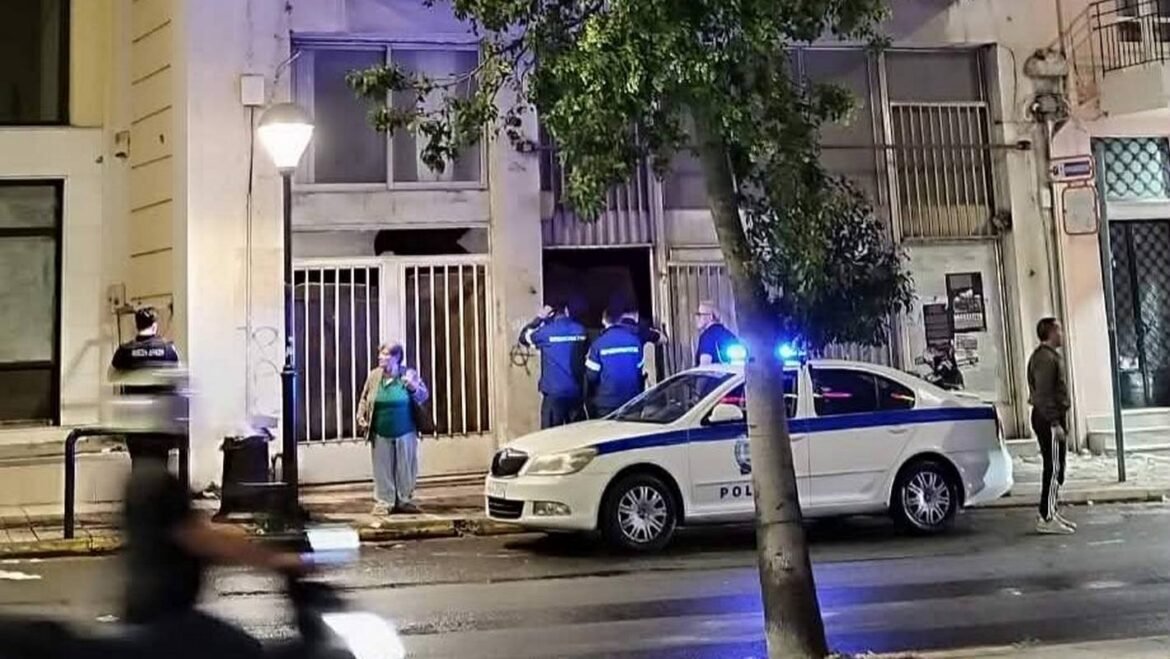 Κερατσίνι: Άνδρας πέταγε πράγματα από το μπαλκόνι και στη συνέχεια πήδηξε στο κενό