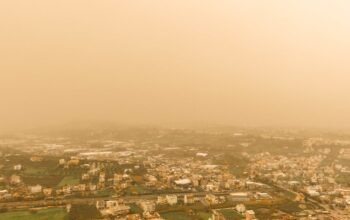 Καιρός: Σκόνη και λασποβροχές το Σαββατοκύριακο – Έρχεται νέα θερμή εισβολή από την Δευτέρα