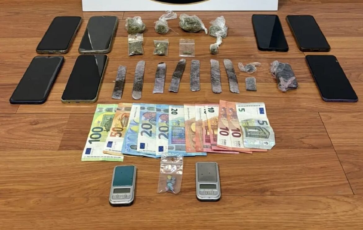 ΕΛΑΣ: Συμμορία διακινούσε ναρκωτικά στον Λόφο Στρέφη με ορμητήριο διαμέρισμα στα Εξάρχεια – 5 συλλήψεις