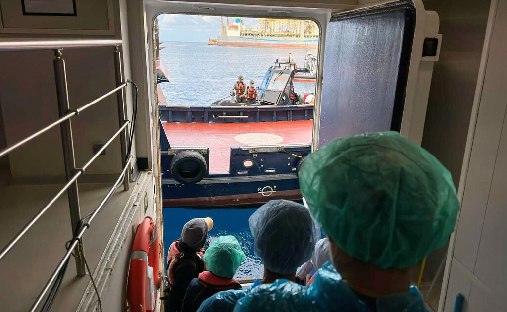 Στην Ολλανδία θα μεταφερθεί ο Έλληνας που είναι στο κρουαζιερόπλοιο: Αποβιβάστηκαν οι Ισπανοί – LIVE εικόνα