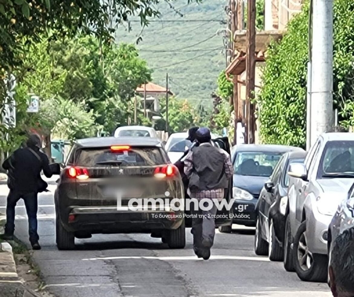 Φθιώτιδα: Εικόνες από τη στιγμή της διαφυγής των ληστών με τα καλάσνικοφ – Άρπαξαν 200.000 ευρώ από την