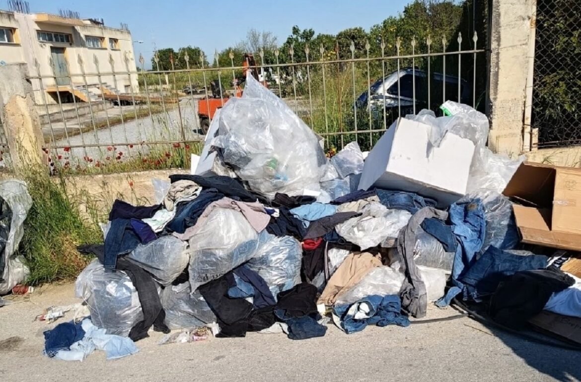 Δήμος Θέρμης: Πρόστιμο 500 ευρώ σε πολίτη για παράνομη απόρριψη ρούχων