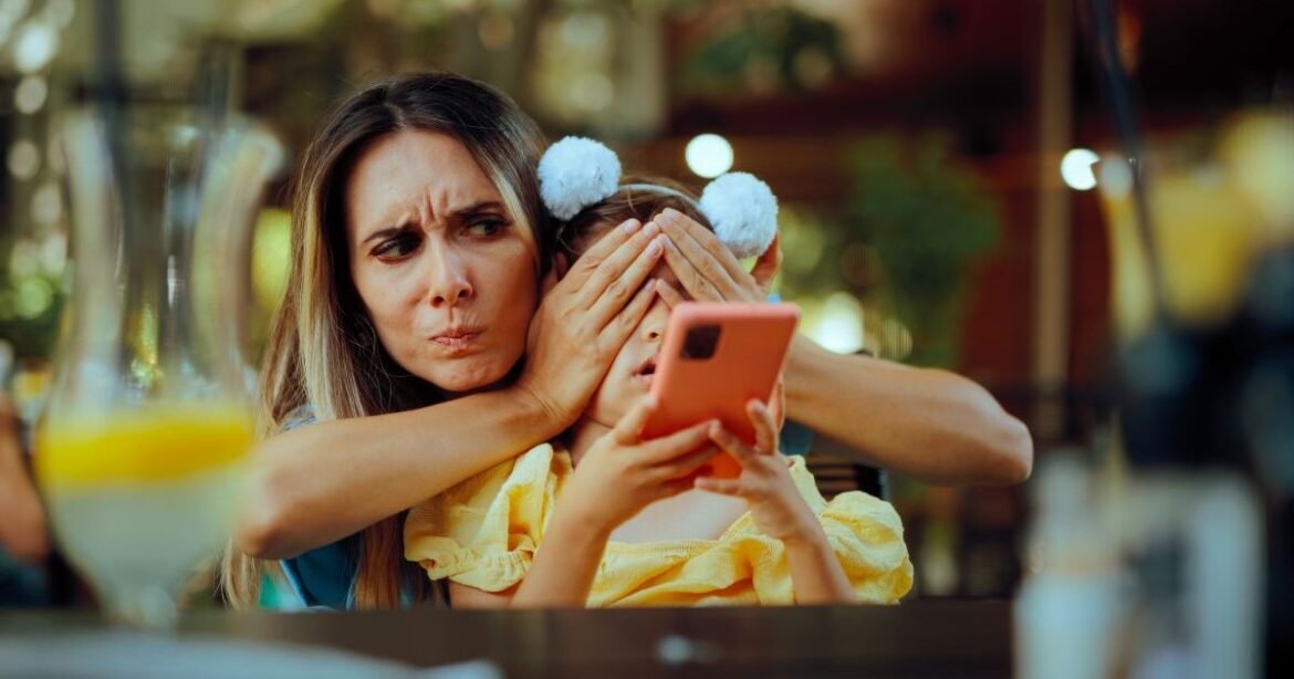 Η ΕΕ προωθεί ηλικιακό «κόφτη» στα social media – «Το μεγαλύτερο χακάρισμα εγκεφάλου στην ιστορία της ανθρωπότητας»