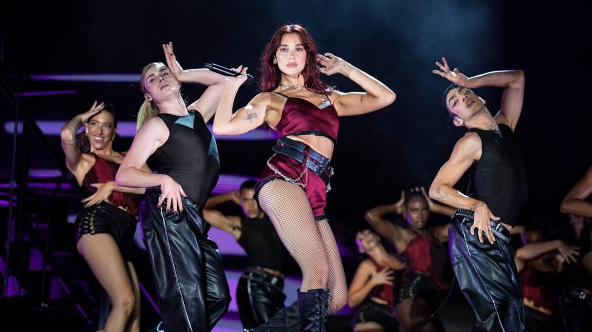 Dua Lipa εναντίον Samsung: Αγωγή 15 εκατομμυρίων δολαρίων για παράνομη χρήση της εικόνας της