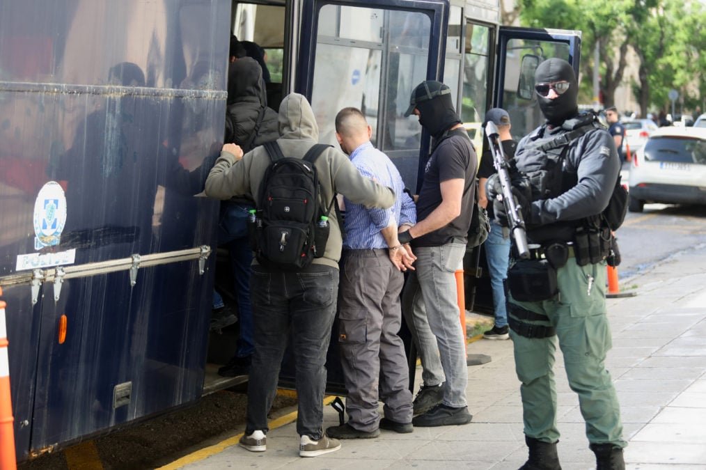 Ληστεία στην Κάτω Τιθορέα: Οι δράστες καθάρισαν με χλωρίνη το όχημα που χρησιμοποίησαν – Πώς το προηγούμενο «χτύπημα» στην Κατοχή άνοιξε το