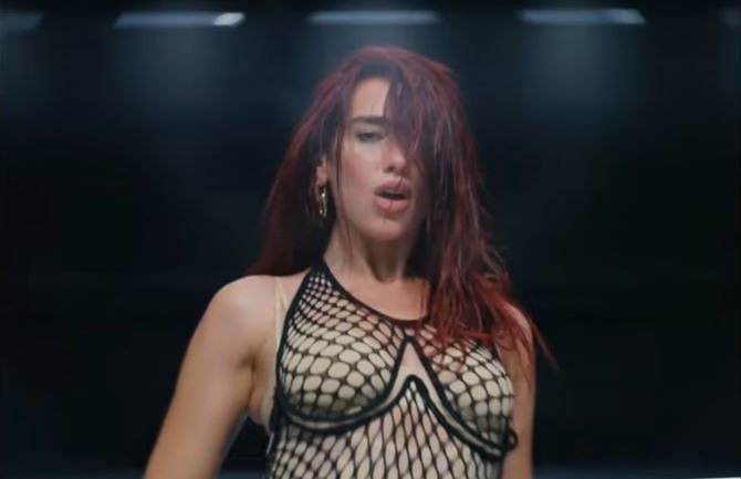 Η Dua Lipa διεκδικεί ποσό-μαμούθ από τη Samsung – Τι απαντά η εταιρεία