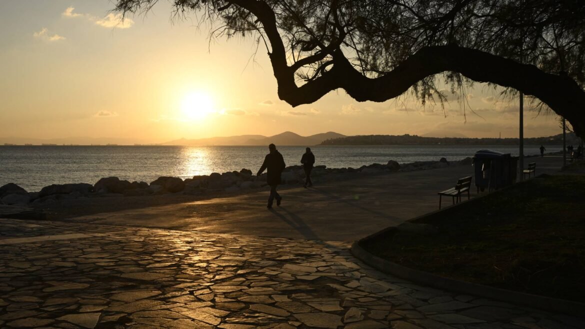 Καιρός: Πτώση της θερμοκρασίας σήμερα – Πού θα βρέξει από το μεσημέρι και μετά