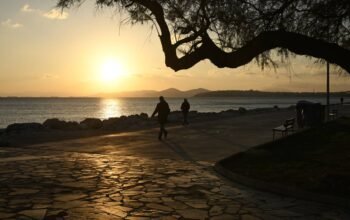 Καιρός: Πτώση της θερμοκρασίας σήμερα – Πού θα βρέξει από το μεσημέρι και μετά