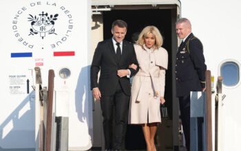 Η Μπριζίτ απαντά στις φήμες για το SMS του Μακρόν στην Ιρανή ηθοποιό: «Δεν κοιτάζω το κινητό του»