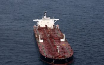 Η Ινδία ζητά παράταση της άρσης κυρώσεων στο ρωσικό πετρέλαιο ενώ «παλεύει» με ελλείψεις στο υγραέριο για μαγείρεμα