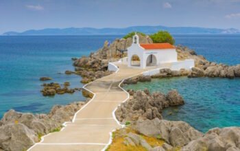 Διακοπές σε Χίο και Κύθηρα: Άνοιξαν οι αιτήσεις για «Chios Pass 2026» και «Kythira Pass 2026» – Οδηγίες για vouchers μέχρι 300 ευρώ