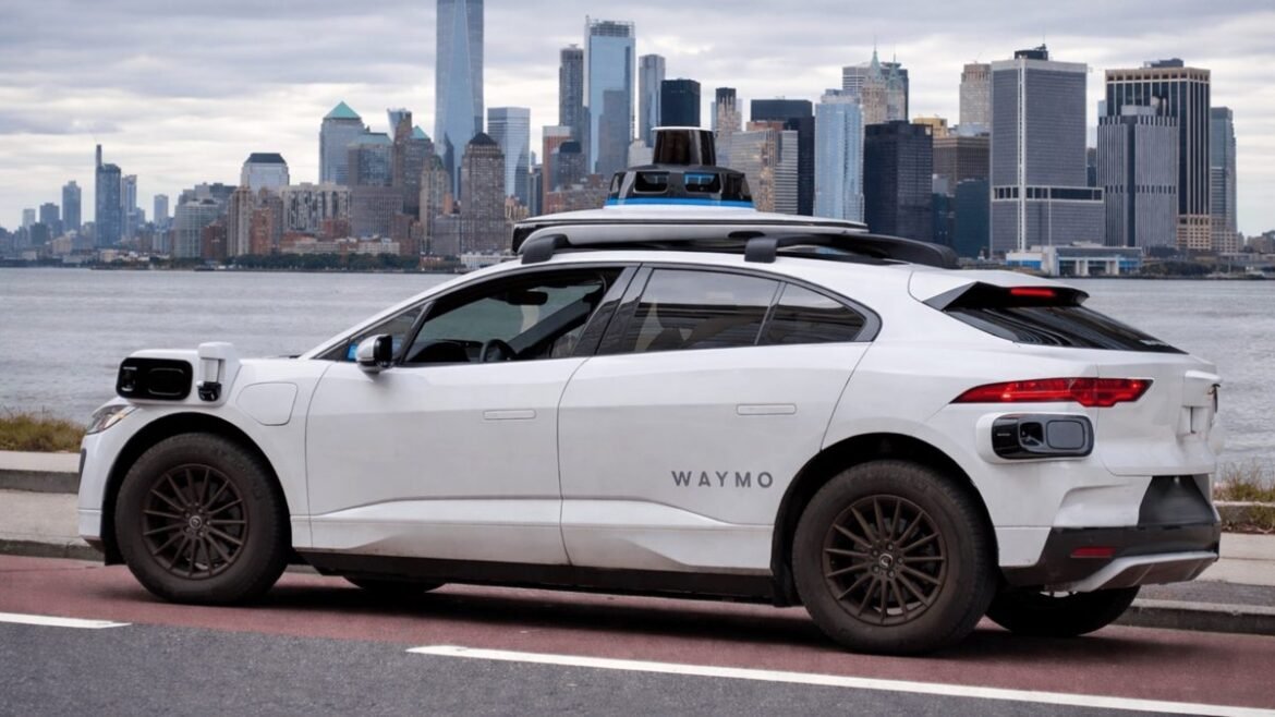 Ανάκληση-μαμούθ για τη Waymo: Ρομποταξί παρασύρθηκε από πλημμύρα στο Σαν Αντόνιο