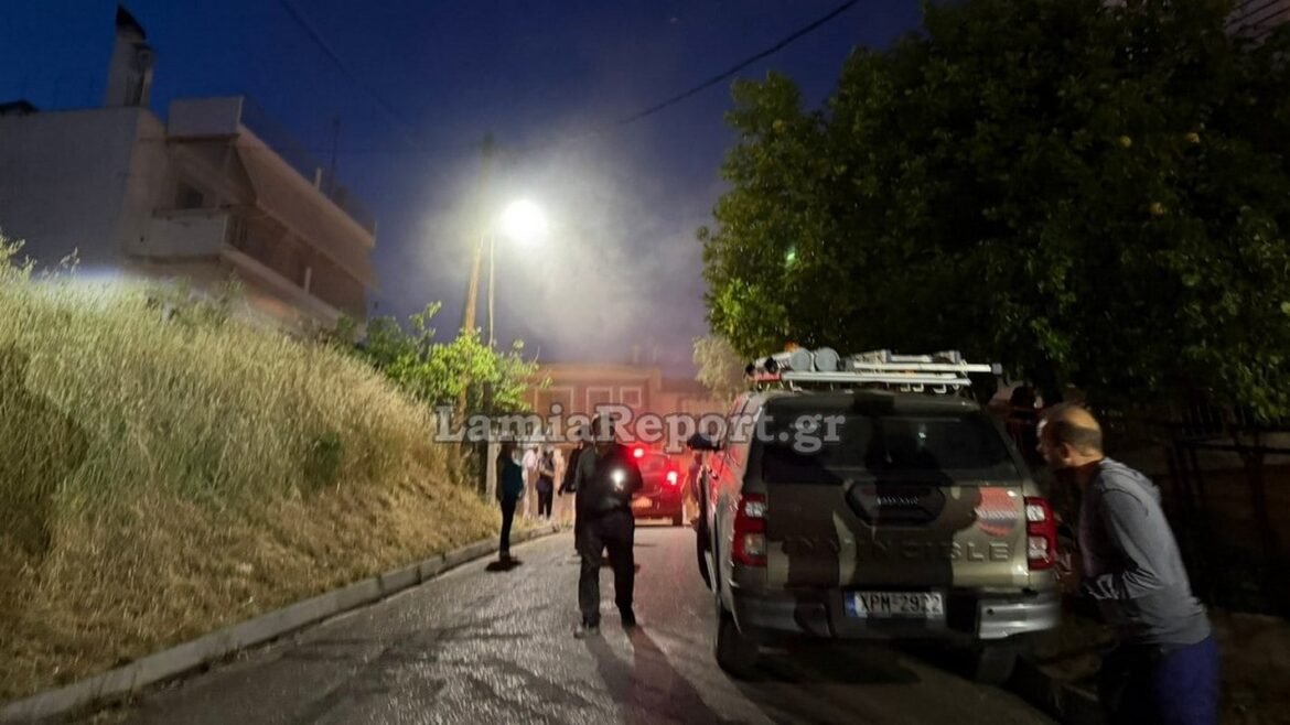 Λαμία: Επιχείρηση της Πυροσβεστικής σε σπίτι που είχε αρπάξει φωτιά ο απορροφητήρας – Δείτε φωτογραφίες