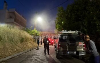 Λαμία: Επιχείρηση της Πυροσβεστικής σε σπίτι που είχε αρπάξει φωτιά ο απορροφητήρας – Δείτε φωτογραφίες
