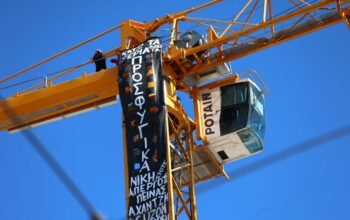 Κατάληψη γερανού στη Λεωφόρο Αλεξάνδρας: Ακτιβιστές ανάρτησαν πανό για τα Προσφυγικά – Δείτε εικόνες