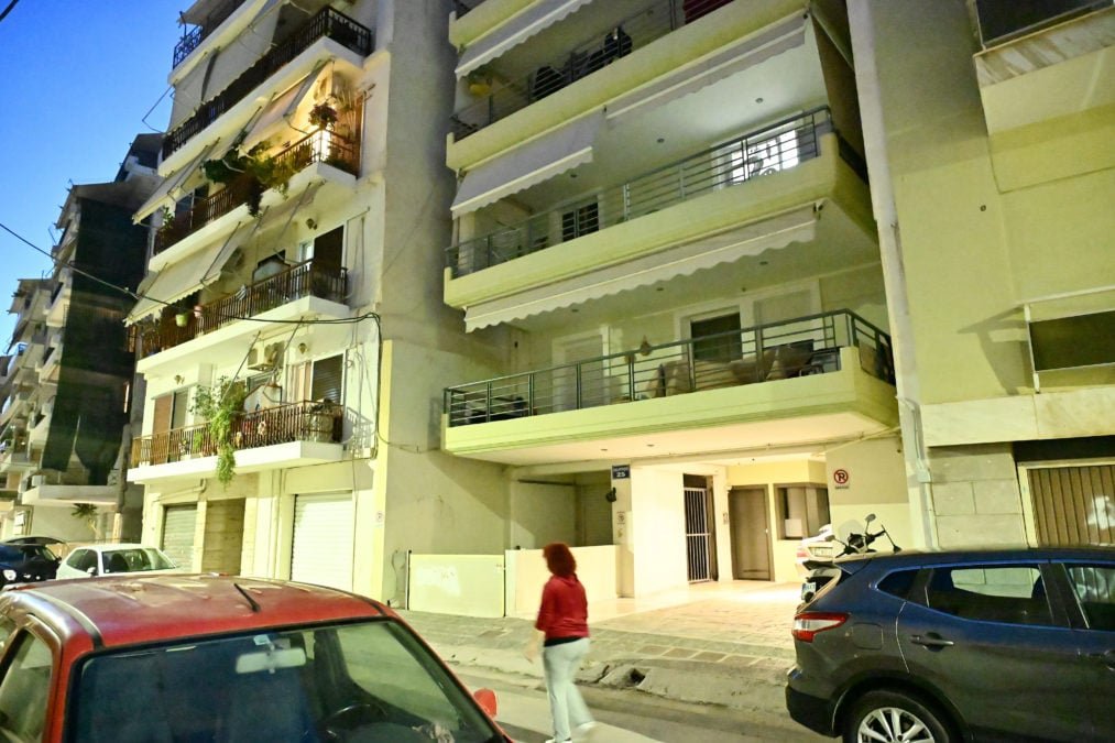 Τραγωδία στον Πειραιά: Τι ισχυρίζεται ο σύντροφος της 24χρονης που έπεσε από τον 7ο όροφο – «Ήμουν στο μπάνιο»