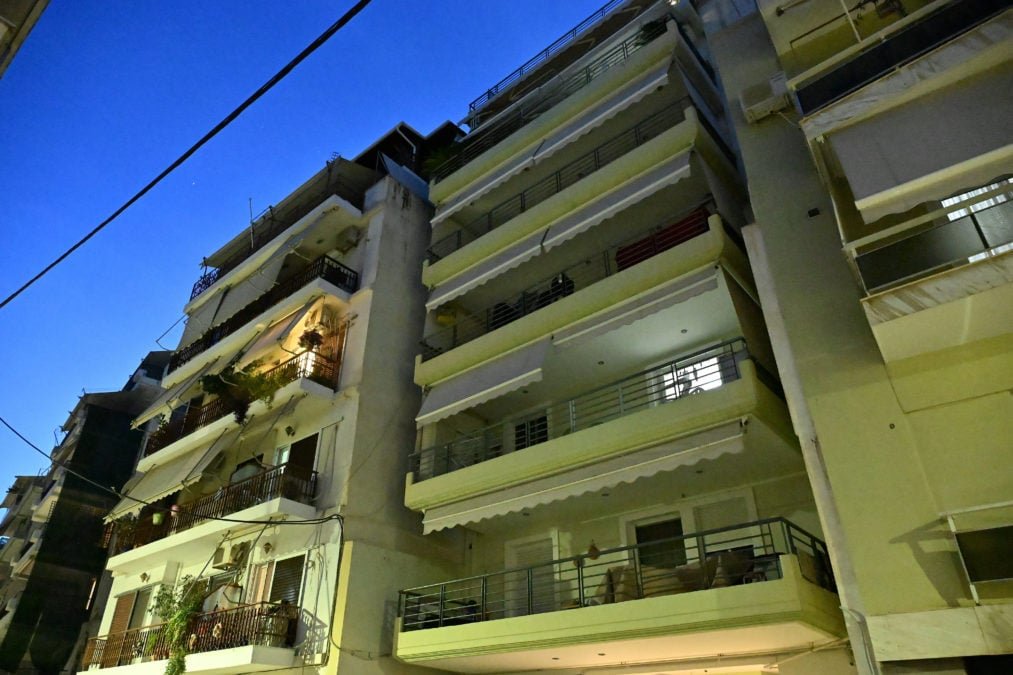 Τραγωδία στον Πειραιά: Νεκρή η 24χρονη που έπεσε από τον 7ο όροφο πολυκατοικίας στην Καλλίπολη – Προσήχθη ο