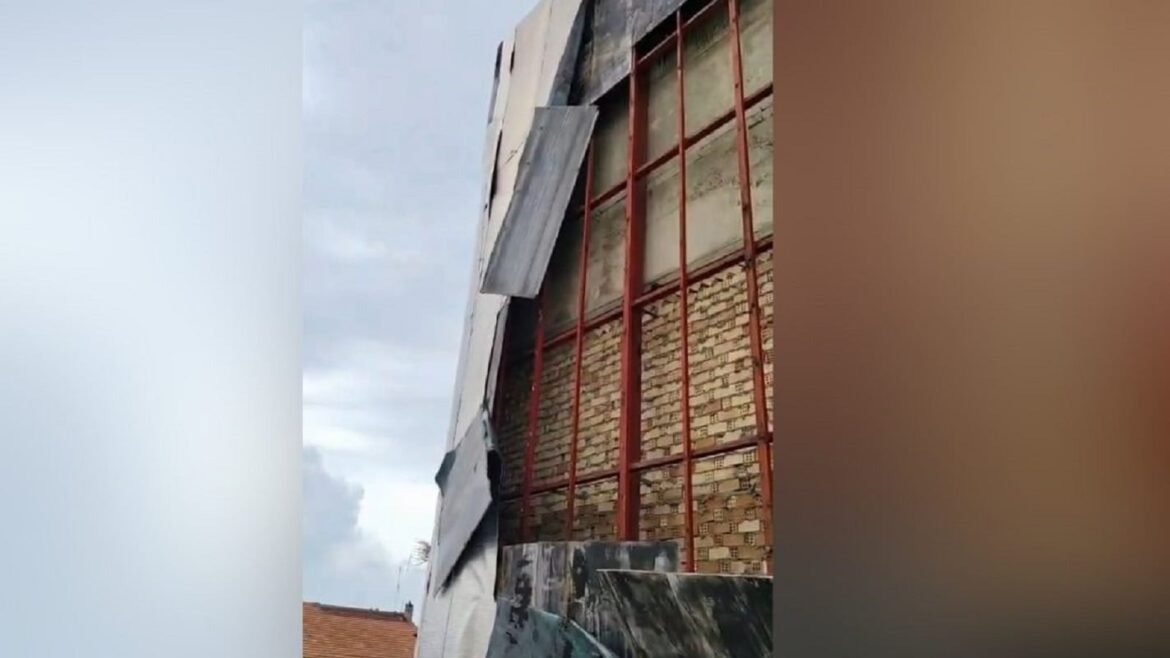 Κέρκυρα: Σοβαρές ζημιές στο Δημοτικό Θέατρο – Οι ισχυροί άνεμοι ξήλωσαν πάνελ που κατέληξαν στον δρόμο