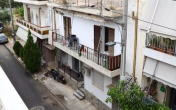 Άγιοι Ανάργυροι: Νέες εικόνες από το σπίτι «τρώγλη» όπου ζούσαν τα τρία παιδιά – Για ενδοοικογενειακή απειλή