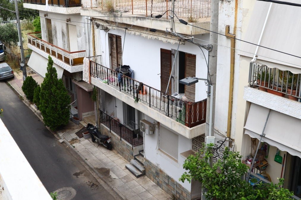 Άγιοι Ανάργυροι: Νέες εικόνες από το σπίτι «τρώγλη» όπου ζούσαν τα τρία παιδιά – Για ενδοοικογενειακή απειλή