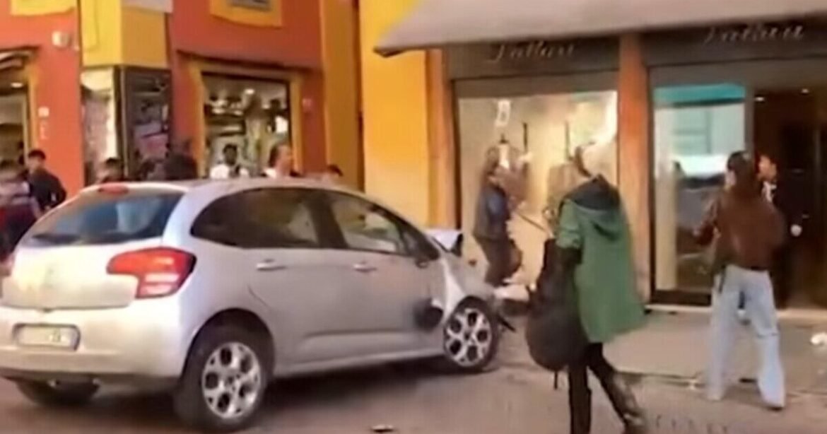 Τρόμος στην Ιταλία: Αυτοκίνητο παρέσυρε πεζούς στη Μοντένα – 8 τραυματίες (Βίντεο)